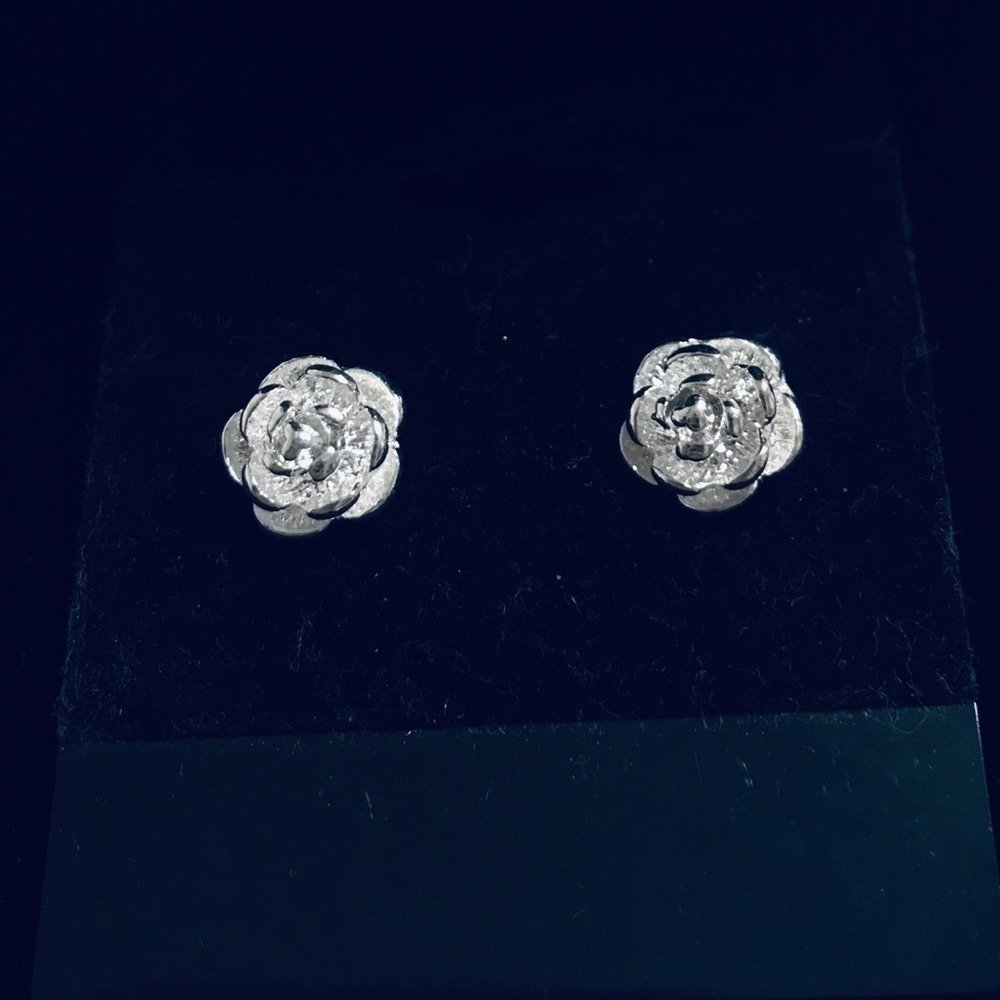 Lovely Dainty Sterling Silver 925s 3-D Flower Cherry Blossom Details Studs